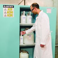 images/26632/justrite-1206-self-closing-containers-for-non-flammable-corrosives-blue-situational-3025.jpg?sf=1