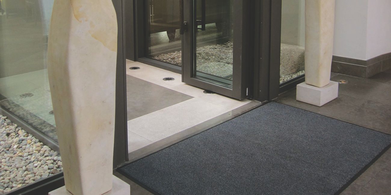 Notrax 010 Uni Washable™ entrance mat For placement inside entrances of hotels, shops, department stores, schools, universities, restaurants, supermarkets. Situational