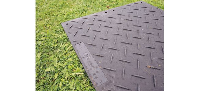 Checkers AM AlturnaMATS® ground protection mats For use as temporary roadways, pedestrian pathways, work areas plant and machinery, drilling rigs, depot or storage areas. Situational